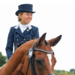 Olivia Moriano y Wordly Wise en un concurso. Usan uno de los filetes para caballo Neue Schule