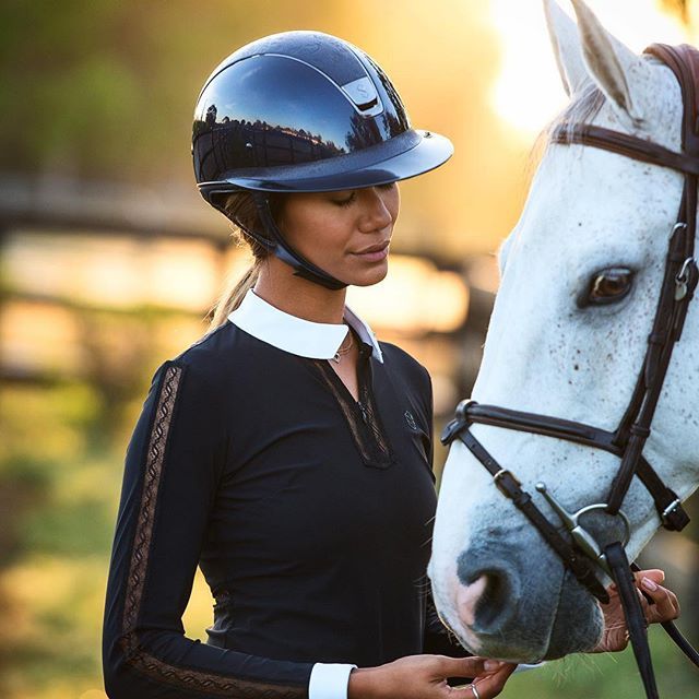 Una amazona con un casco samshield de calidad. Es importante invertir en este artículo de hípica.